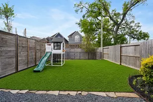 834 W 18th St, Houston, TX 77008 - Photo 2