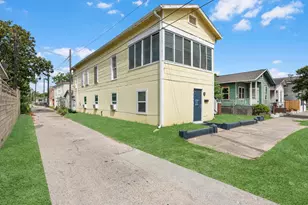 1811 39th St, Galveston, TX 77550 - Photo 2