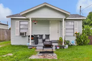 202 N 3rd St, Highlands, TX 77562 - Photo 1