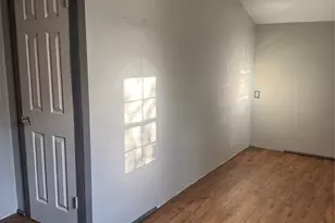 211 Martin St, Yoakum, TX 77995 - Photo 24