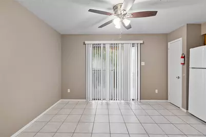 2521 Crosstimbers Street #J5, Huntsville, TX 77320 - Photo 6