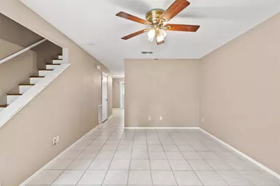 2521 Crosstimbers Street #J5, Huntsville, TX 77320 - Photo 4