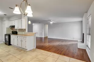 913 W Galveston St, League City, TX 77573 - Photo 6