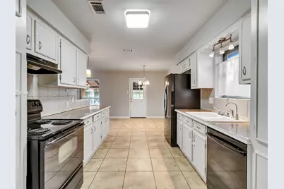 913 W Galveston Street, League City, TX 77573 - Photo 10