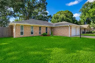 913 W Galveston St, League City, TX 77573 - Photo 2