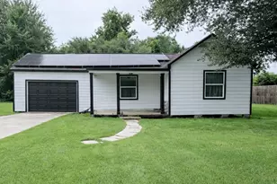 801 Trinity St, Anahuac, TX 77514 - Photo 1