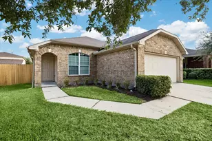 1523 Blossom Ln, Baytown, TX 77521 - Photo 2
