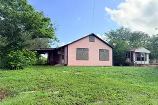 403 E Ward St, Refugio, TX 78377 - Photo 2