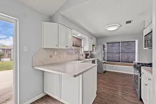 403 Buoy Rd, Houston, TX 77598 - Photo 8