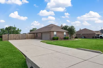 2010 Caroline Avenue, Baytown, TX 77523 - Photo 4