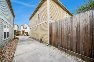 1714 Redwing Bluff Dr, Houston, TX 77009 - Photo 32