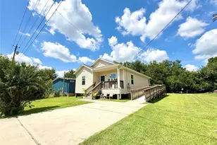 2508 Sycamore Ave, Bay City, TX 77414 - Photo 4