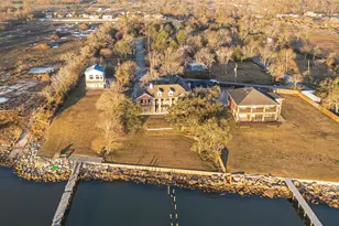 2011 Crescent Dr, La Porte, TX 77571 - Photo 2