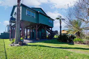 140 Ocean View Dr, Crystal Beach, TX 77650 - Photo 4