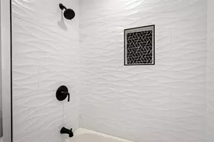 10831 Holly Springs Dr, Houston, TX 77042 - Photo 36