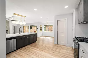 10831 Holly Springs Dr, Houston, TX 77042 - Photo 26