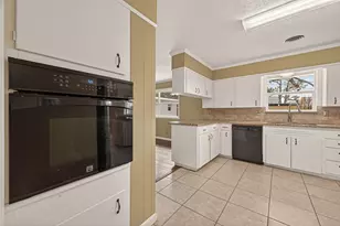2304 Belvedere Dr, Baytown, TX 77520 - Photo 10