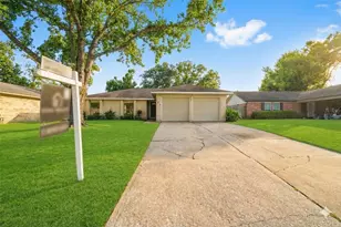 327 Windward Dr, League City, TX 77573 - Photo 1