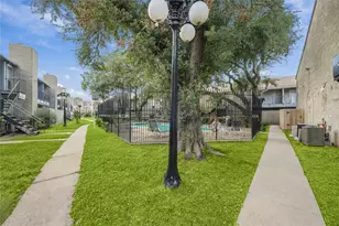 6500 Sands Point Dr, Houston, TX 77074 - Photo 32