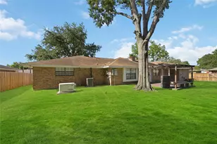 801 Friars Ln, Baytown, TX 77521 - Photo 26