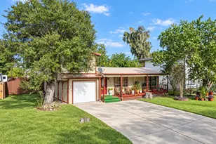 307 Azalea St, Lake Jackson, TX 77566 - Photo 2