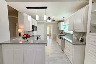 205 Peppermint Dr, Lake Jackson, TX 77566 - Photo 4