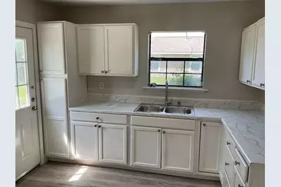 135 Huisache Street, Lake Jackson, TX 77566 - Photo 6