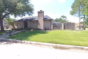 3339 Country Club Blvd, Stafford, TX 77477 - Photo 2