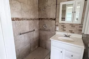 5902 Willow Glen Dr, Houston, TX 77033 - Photo 18