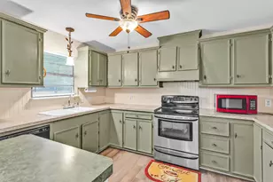 13677 Hillcrest Manor Dr, Willis, TX 77318 - Photo 10