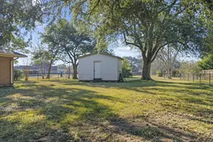 105 Alice St, Anahuac, TX 77514 - Photo 32
