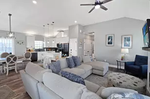 979 Fisherman Dr S, Crystal Beach, TX 77650 - Photo 4