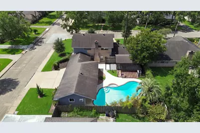 2711 Williamsburg Drive, Dickinson, TX 77539 - Photo 2