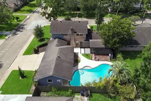 2711 Williamsburg Dr, Dickinson, TX 77539 - Photo 2