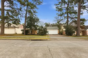 218 Oxford Dr, Conroe, TX 77303 - Photo 2