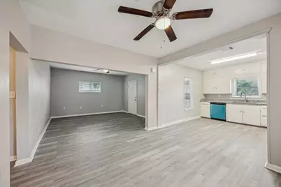 710 E Magnolia Street, Angleton, TX 77515 - Photo 2