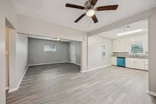 710 E Magnolia St, Angleton, TX 77515 - Photo 2