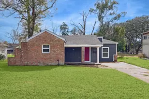 710 E Magnolia St, Angleton, TX 77515 - Photo 1