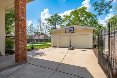 1407 W Castlewood Avenue, Friendswood, TX 77546 - Photo 32