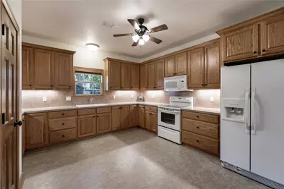 109 W Market Street, Fayetteville, TX 78940 - Photo 8