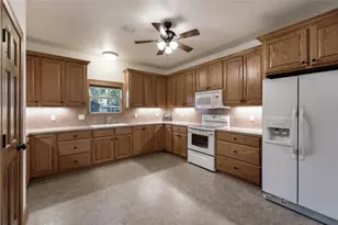 109 W Market St, Fayetteville, TX 78940 - Photo 8