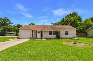 212 Elm St, Lake Jackson, TX 77566 - Photo 2