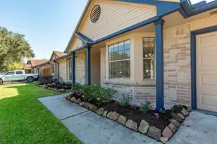 1304 Piney Woods Dr, Friendswood, TX 77546 - Photo 2