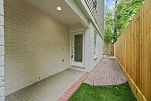 208 Hawthorne St, Houston, TX 77006 - Photo 2
