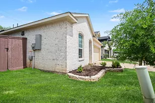 214 Water Grass Trl, Clute, TX 77531 - Photo 4