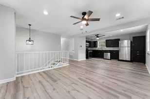 2 Ground Brier Ct, The Woodlands, TX 77381 - Photo 4