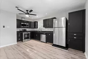 2 Ground Brier Ct, The Woodlands, TX 77381 - Photo 2