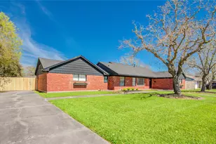 1618 W 10th St, Freeport, TX 77541 - Photo 4