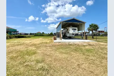 915 W Verdia Drive, Crystal Beach, TX 77650 - Photo 4