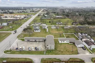 3527 Fm 523 Rd, Oyster Creek, TX 77541 - Photo 2